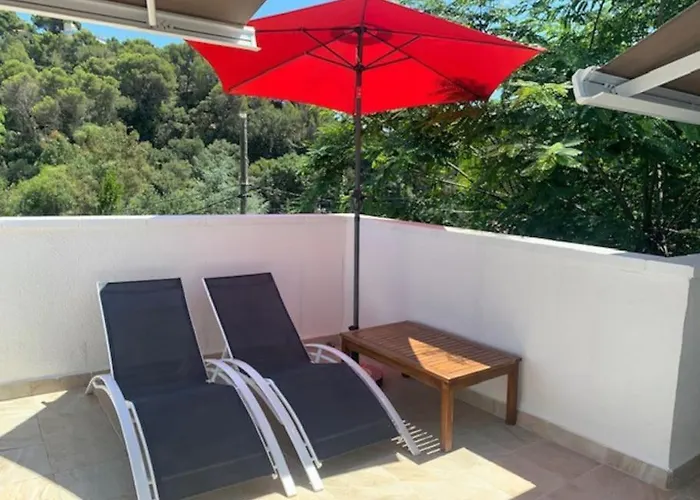 T2 Climatise + Parking 500 M Plage/centre شقة *