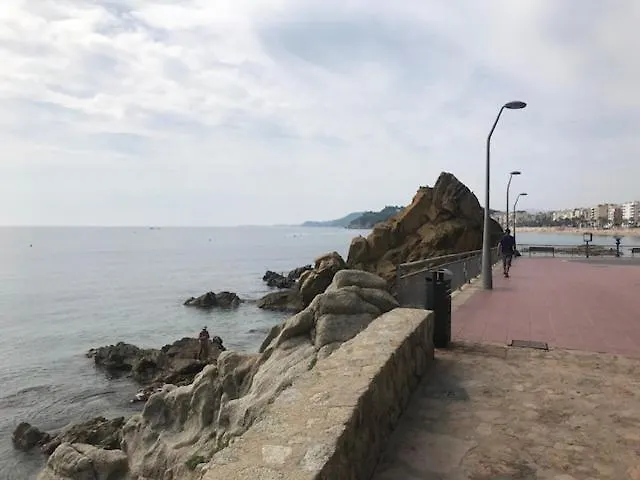 T2 Climatise + Parking 500 M Plage/centre شقة *