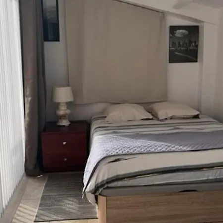 T2 Climatise + Parking 500 M Plage/centre Apartment *